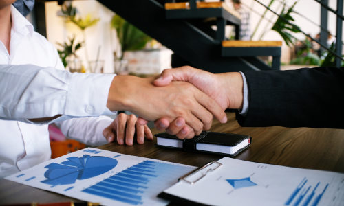 Equipe de compras conduzindo leilão reverso em plataforma on-line