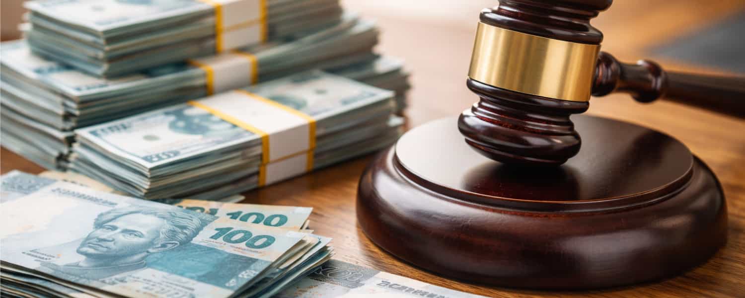 Martelo de leilão e notas de cem reais, ilustrando oportunidades de fazer dinheiro com leilão