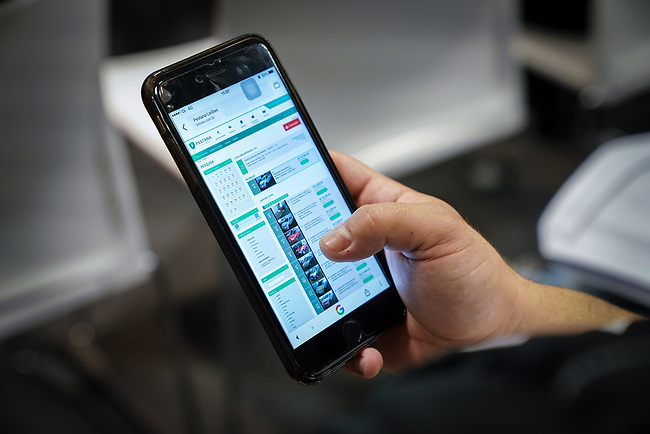 Pessoa acompanha pregão da Pestana, ilustrando o mercado de leilões e oportunidades de arremate